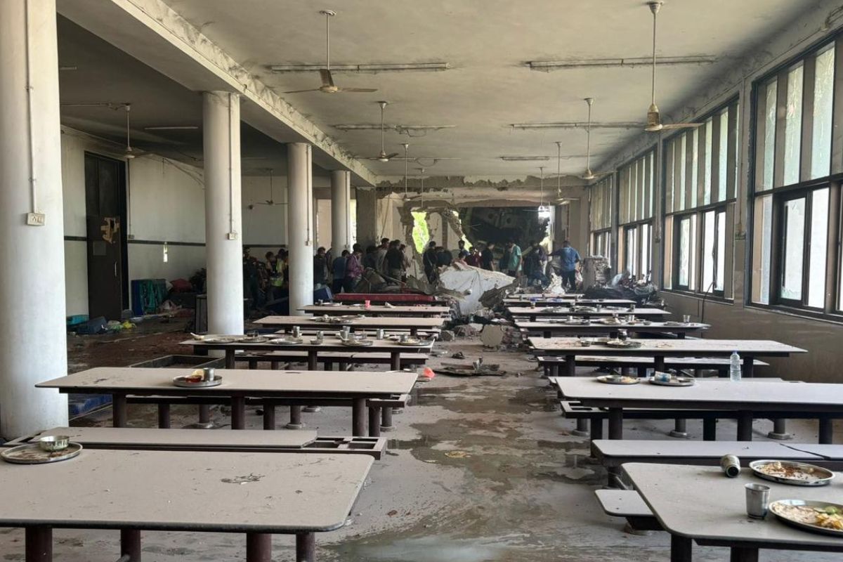 এতগুলো দিন, সপ্তাহ পেরিয়ে গেলেও এখনও দুর্ঘটনাস্থলে ছড়িয়ে-ছিটিয়ে পড়ে রয়েছে সেই ভয়াল দিনের চিহ্ন। পুড়ে যাওয়া গাড়ি ও মোটরবাইক, বেঁকে যাওয়া খাট ও আসবাব, ছাই হয়ে যাওয়া বই, জামাকাপড় ও ব্যক্তিগত জিনিসপত্র, সব মিলিয়ে জায়গাটি যেন এক জীবন্ত স্মৃতিসৌধ। অতুল্যম ৪ হস্টেল ভবন এবং তার পাশের ক্যান্টিন সম্পূর্ণ পরিত্যক্ত। নিরাপত্তার কারণে সেখানে প্রবেশ সম্পূর্ণ নিষিদ্ধ। কর্তৃপক্ষের পক্ষ থেকে মোতায়েন করা হয়েছে নিরাপত্তারক্ষী।